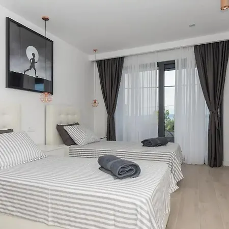 Kuk With Heated Salt Water Pool - Villa