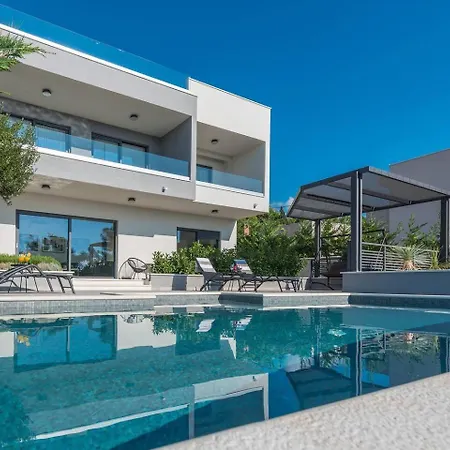 Kuk With Heated Pool Vila *