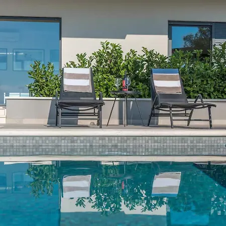 Kuk With Heated Salt Water Pool - Villa Makarska