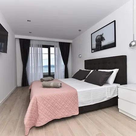 Kuk With Heated Salt Water Pool - Villa