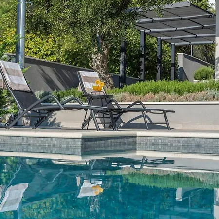 Kuk With Heated Salt Water Pool - Villa