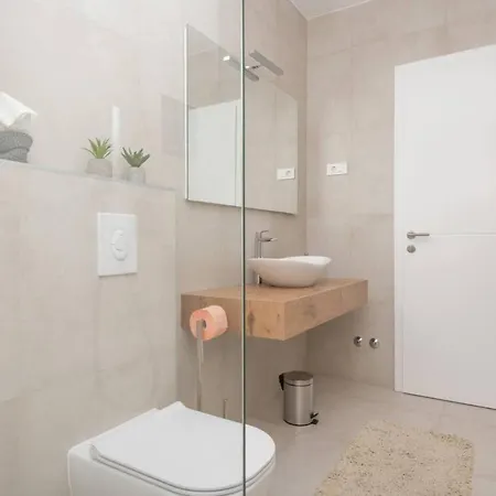 Kuk With Heated Salt Water Pool - Villa