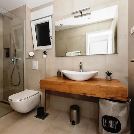 Kuk With Heated Salt Water Pool - Villa