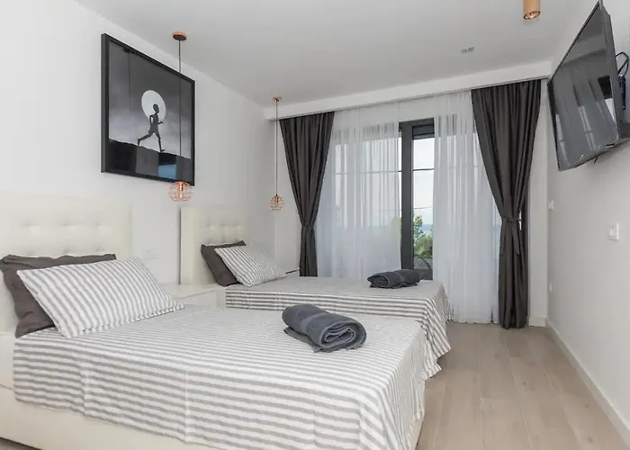 Kuk With Heated Salt Water Pool - Villa