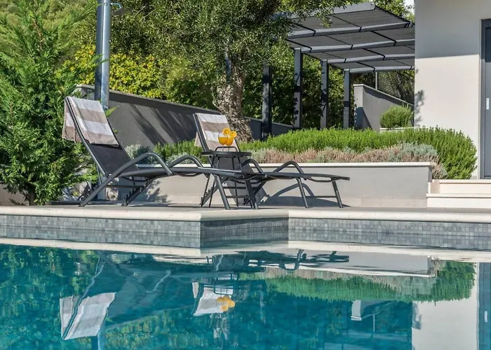 Kuk With Heated Salt Water Pool - Villa