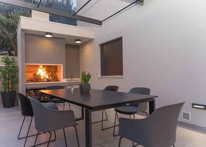 Kuk With Heated Salt Water Pool - Villa Makarska