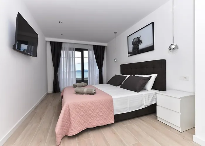 Kuk With Heated Salt Water Pool - Villa